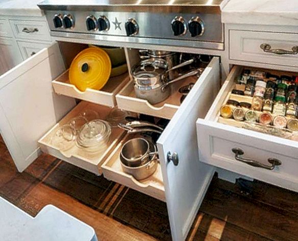 Как эргономично организовать пространство в кухонных шкафах