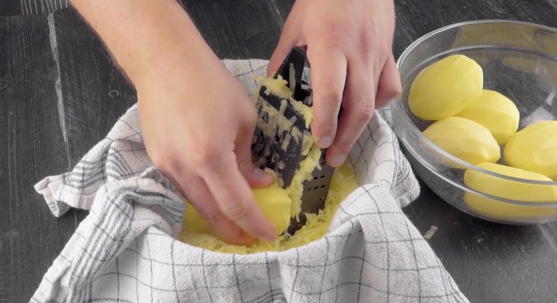 Выкладываем форму для выпечки картофелем – и в духовку. Просто слюнки текут!