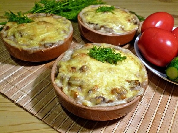 Быстрый в приготовлении и очень нежный на вкус жульен с курицей и грибами