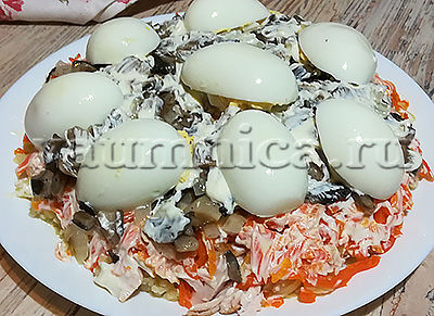 Оригинальный и очень вкусный салат с курицей, грибами и сыром