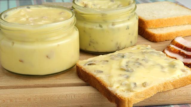Плавленый сыр из творога с беконом и грибами за 20 минут