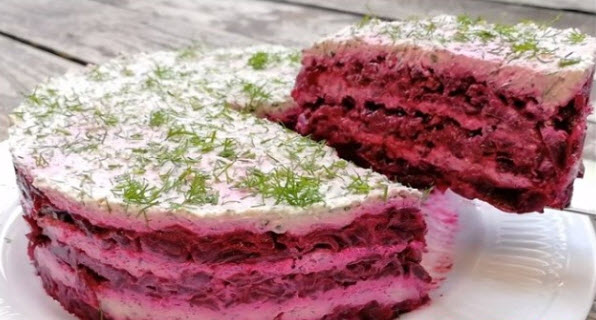 Один из самых вкусных слоеных салатов со свеклой «Рубиновый». Непременно украсит ваш стол и порадует ярким вкусом!