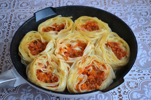 Гнезда с фаршем и овощами